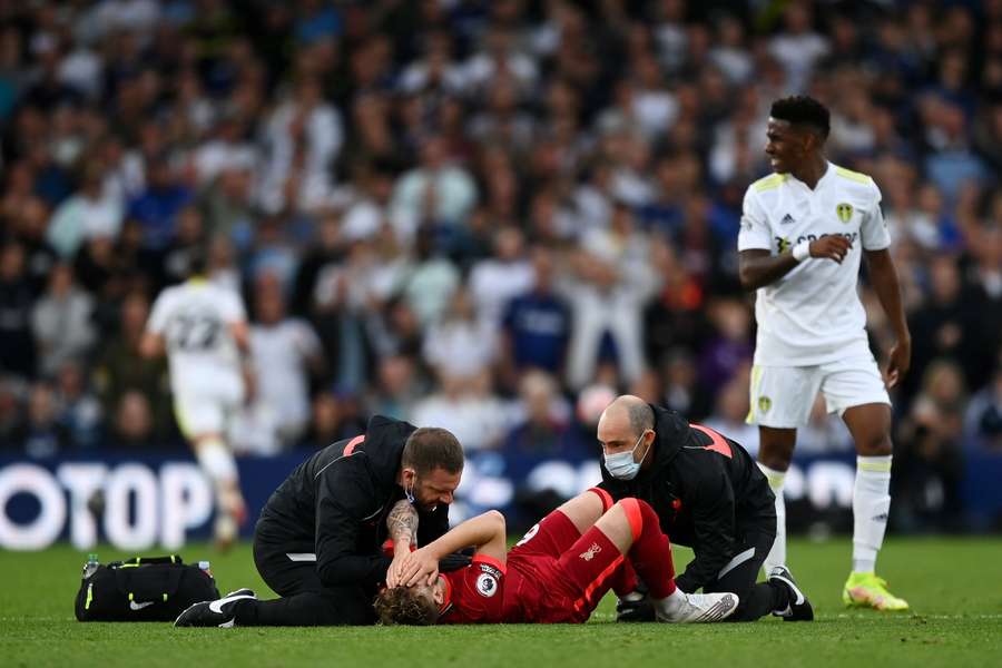 Liverpool's Rising Star Elliott Faces Up to Six Weeks on the Sidelines with Fractured Foot Injury