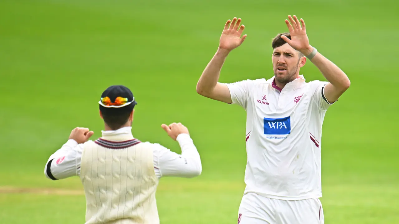 Bowlers shine in 21-wicket spectacle, Somerset title hopes hang in the balance